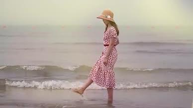 夏季海边女孩戏水玩耍唯美视频实拍视频视频的预览图